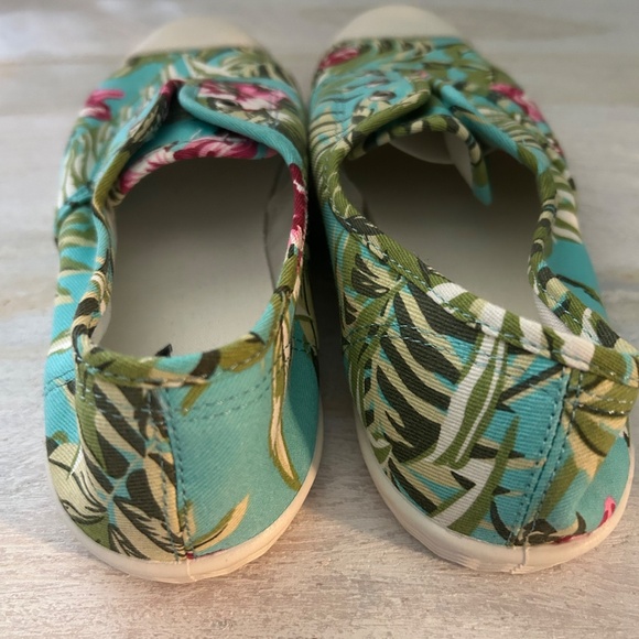 NWT Arizona Jeans Lacy Shoe Canvas Floral Sneaker Slip In Pink, Blue, Green Sz 9 - Picture 8 of 10